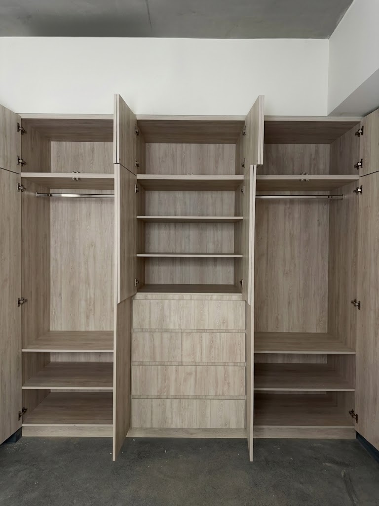 Modul Woods closet interior — hanging rods, shelving and drawers